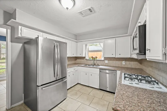 $2,200 | 7618 Fountaingrove Lane, Spring, TX 77379