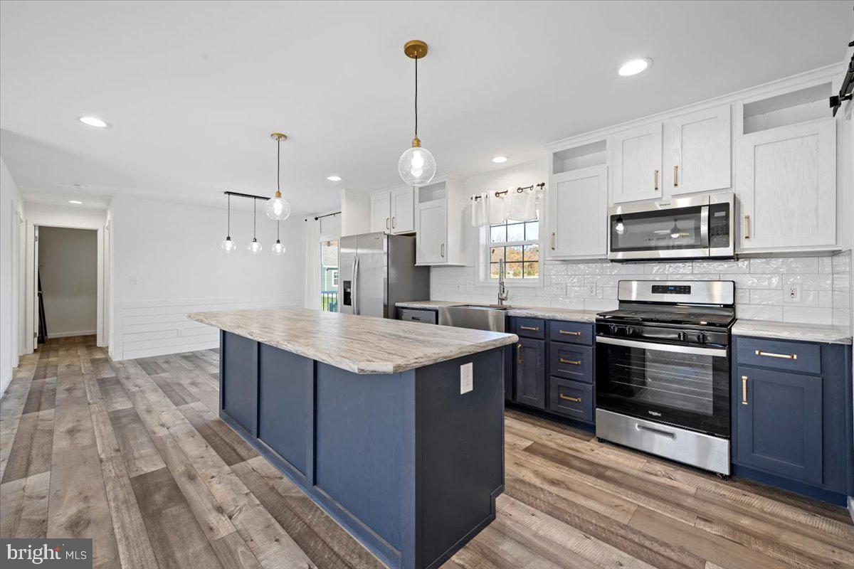 1410 Heytesbury Road Walnutport, PA 18088 - Photo 10 of 37 Modern kitchen with stylish finishes.