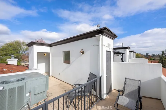 $998,800 | 5027 Colfax Avenue, Unit 1, Valley Village, CA 91601