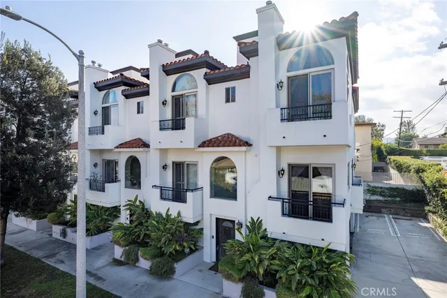 $998,800 | 5027 Colfax Avenue, Unit 1, Valley Village, CA 91601