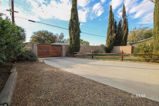251 West Perdew Avenue Ridgecrest, CA 93555 - Photo 31 of 35 a backyard of a house with lots of green space