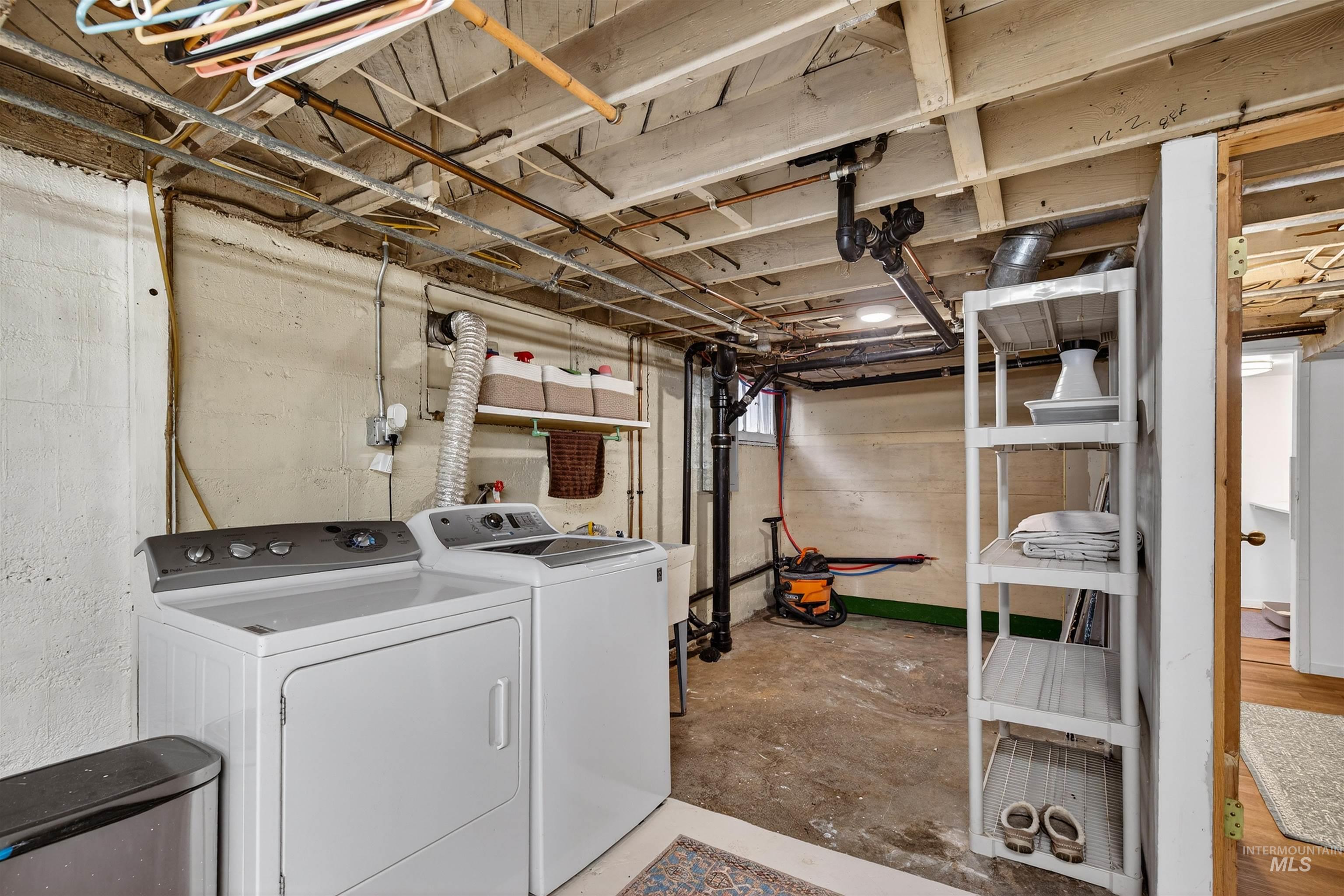 1021 11th Avenue Lewiston, ID 83501 - Photo 29 of 41 Laundry room featuring concrete floors and washer and clothes dryer