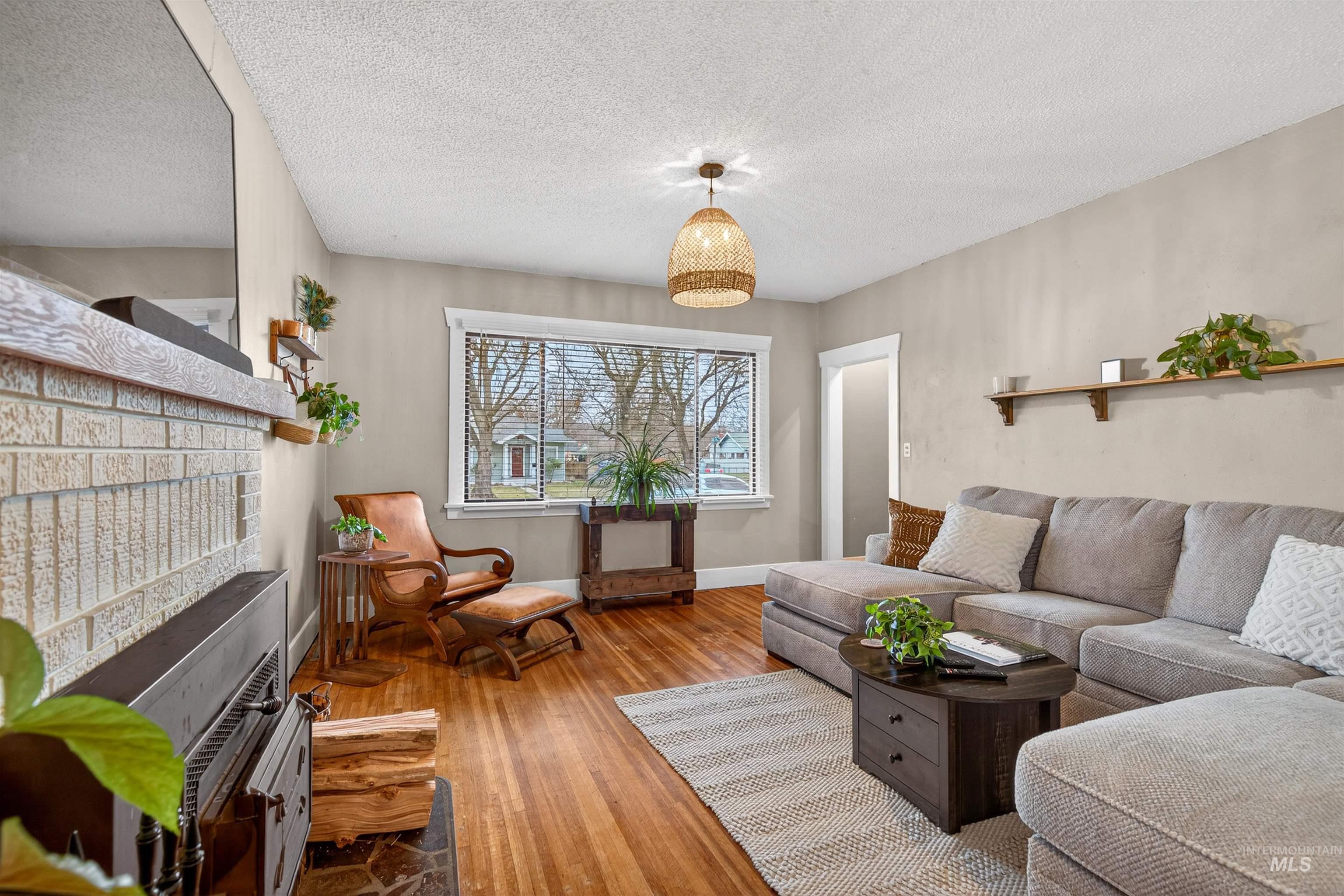 1021 11th Avenue Lewiston, ID 83501 - Photo 4 of 41 Living area featuring hardwood / wood-style floors and a textured ceiling