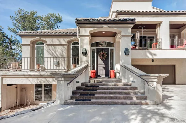 a view of entryway front of house