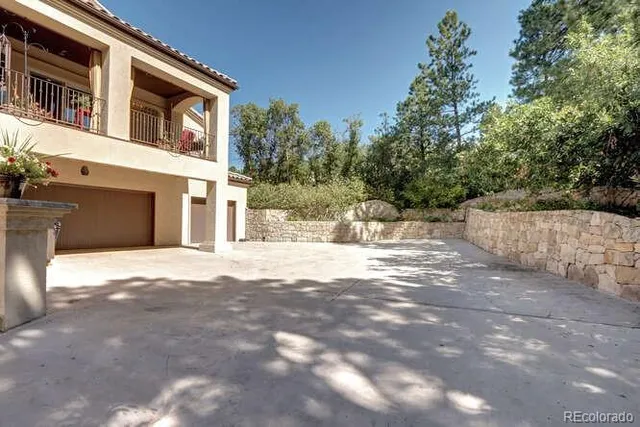 a front view of house with yard