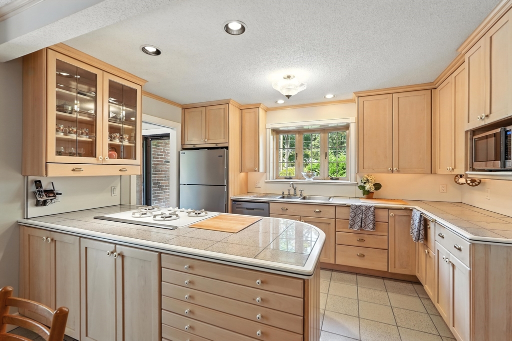 511 Trafton Road Springfield, MA 01108 - Photo 14 of 42