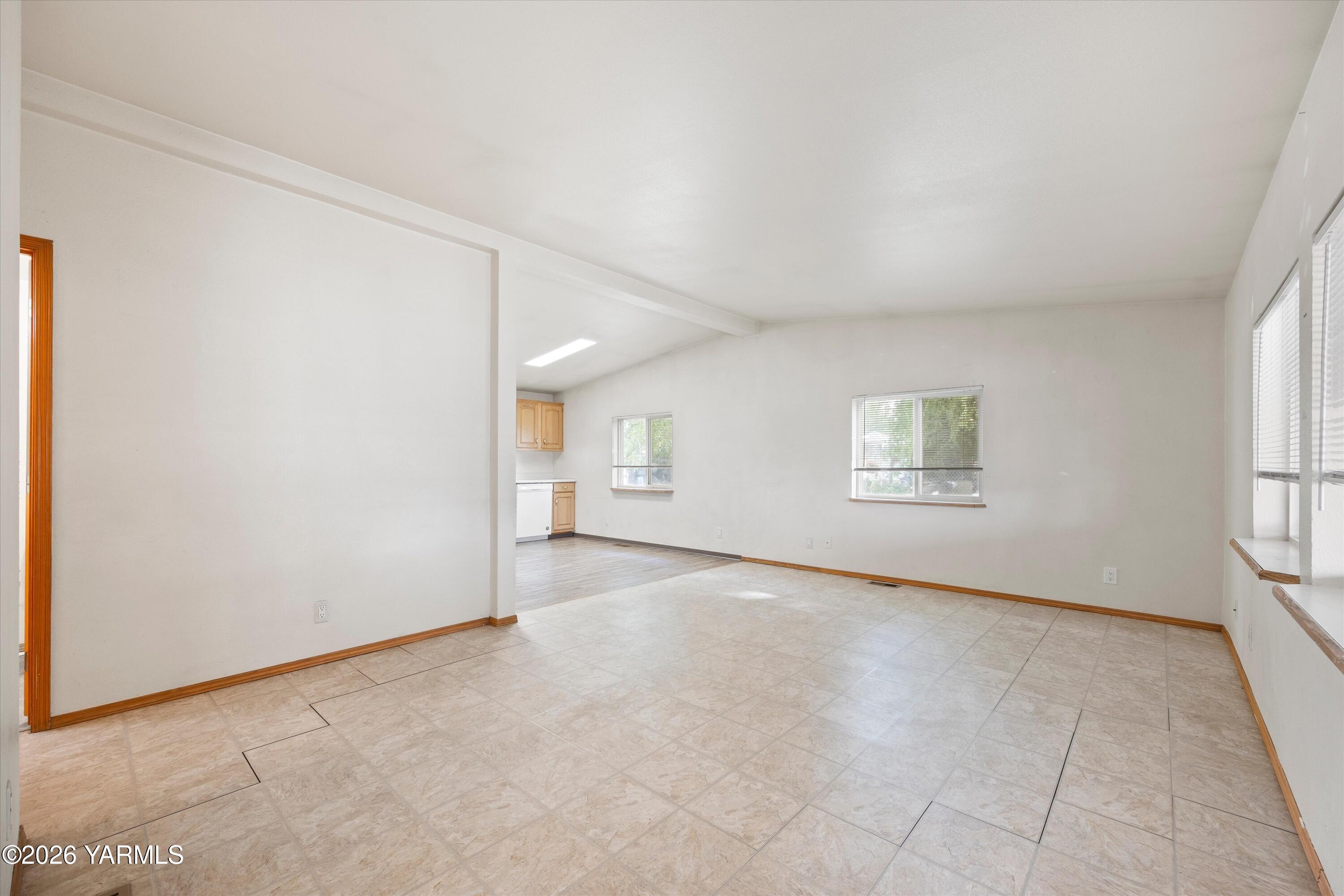 279 Carlsonia Road Zillah, WA 98953 - Photo 6 of 23 Living Room
