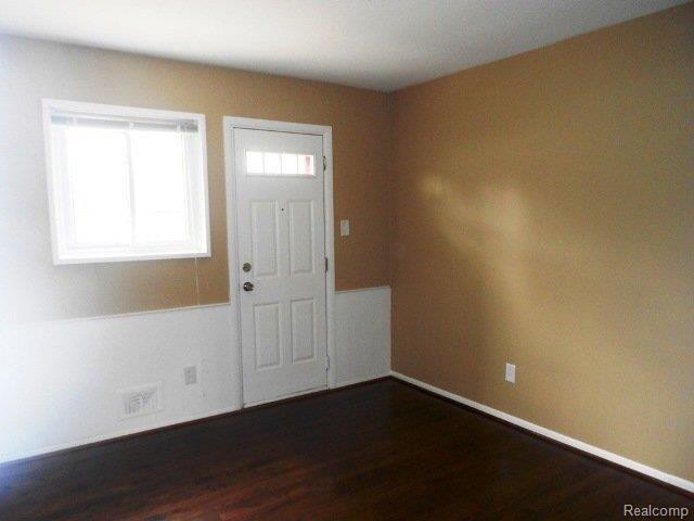 24525 Ridgecroft Avenue Eastpointe, MI 48021 - Photo 15 of 25 10-17-2011 023