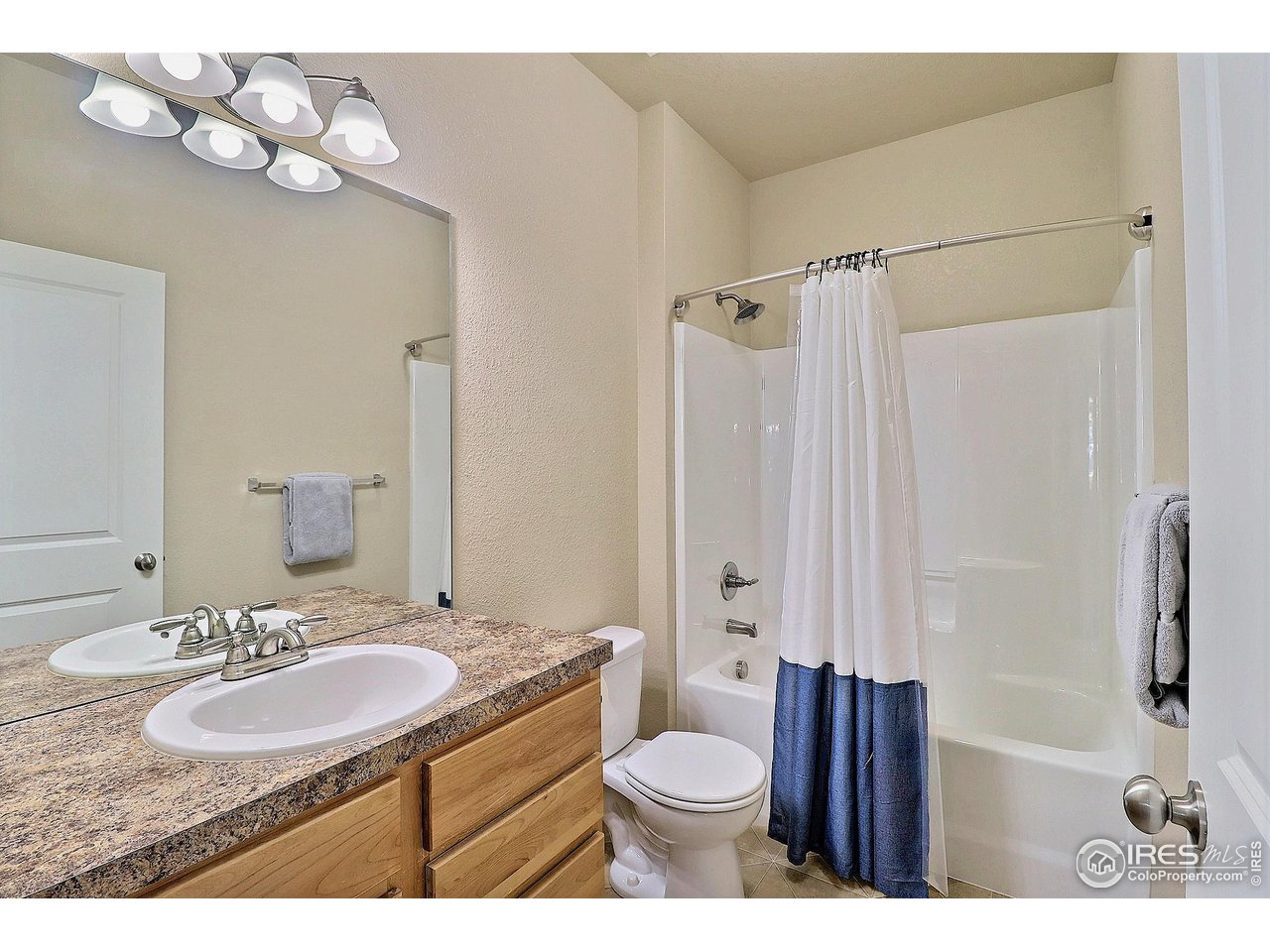 6911 West 3rd Street, Unit 920 Greeley, CO 80634 - Photo 23 of 35 Main Bathroom