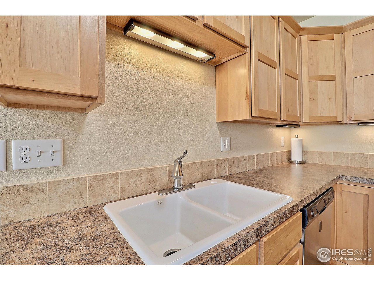 6911 West 3rd Street, Unit 920 Greeley, CO 80634 - Photo 9 of 35 Under Cabinet Lighting