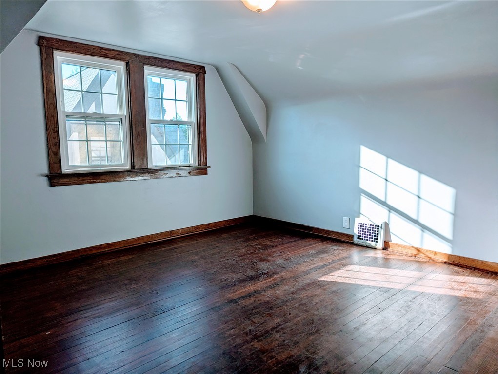 18518 Newell Road Beachwood, OH 44122 - Photo 20 of 24 3rd Fl Bedroom