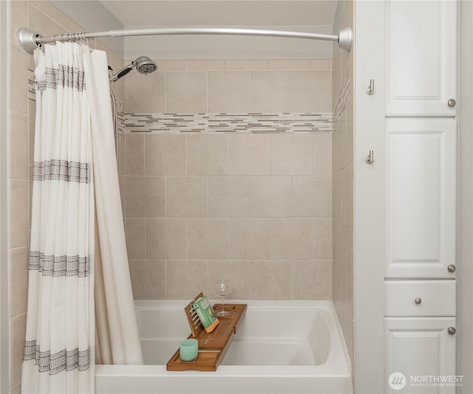 404 Factory Street Southeast Orting, WA 98360 - Photo 10 of 39 a bathroom with a bathtub