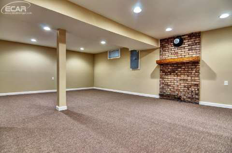 6497 Lapeer Road Burton, MI 48509 - Photo 33 of 39 20444937-32.JPG