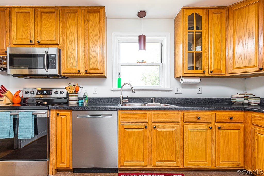 8202 Cardova Road Richmond, VA 23227 - Photo 18 of 48 KITCHEN W/ UPDATED FLOORING, SS APPLIANCES, WOOD C
