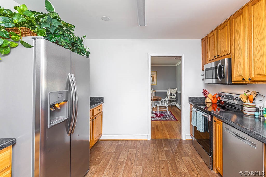 8202 Cardova Road Richmond, VA 23227 - Photo 19 of 48 KITCHEN W/ UPDATED FLOORING, SS APPLIANCES, WOOD C
