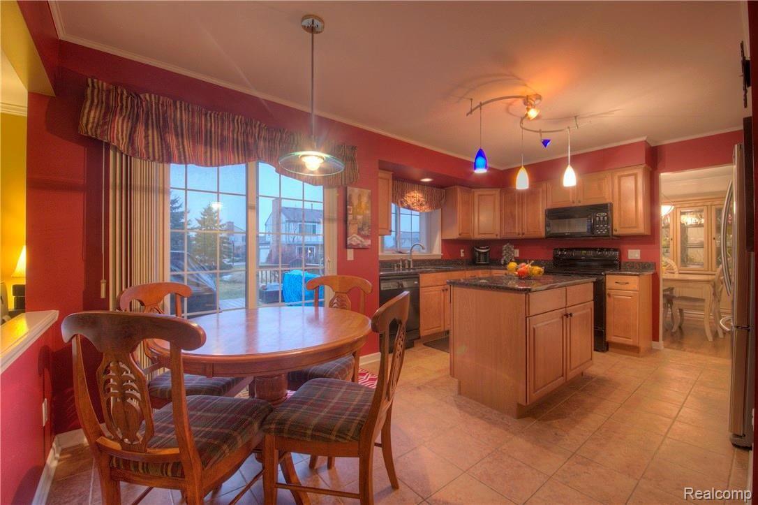 6741 Carlton Road Canton, MI 48187 - Photo 11 of 19 20 Eat-in.jpg