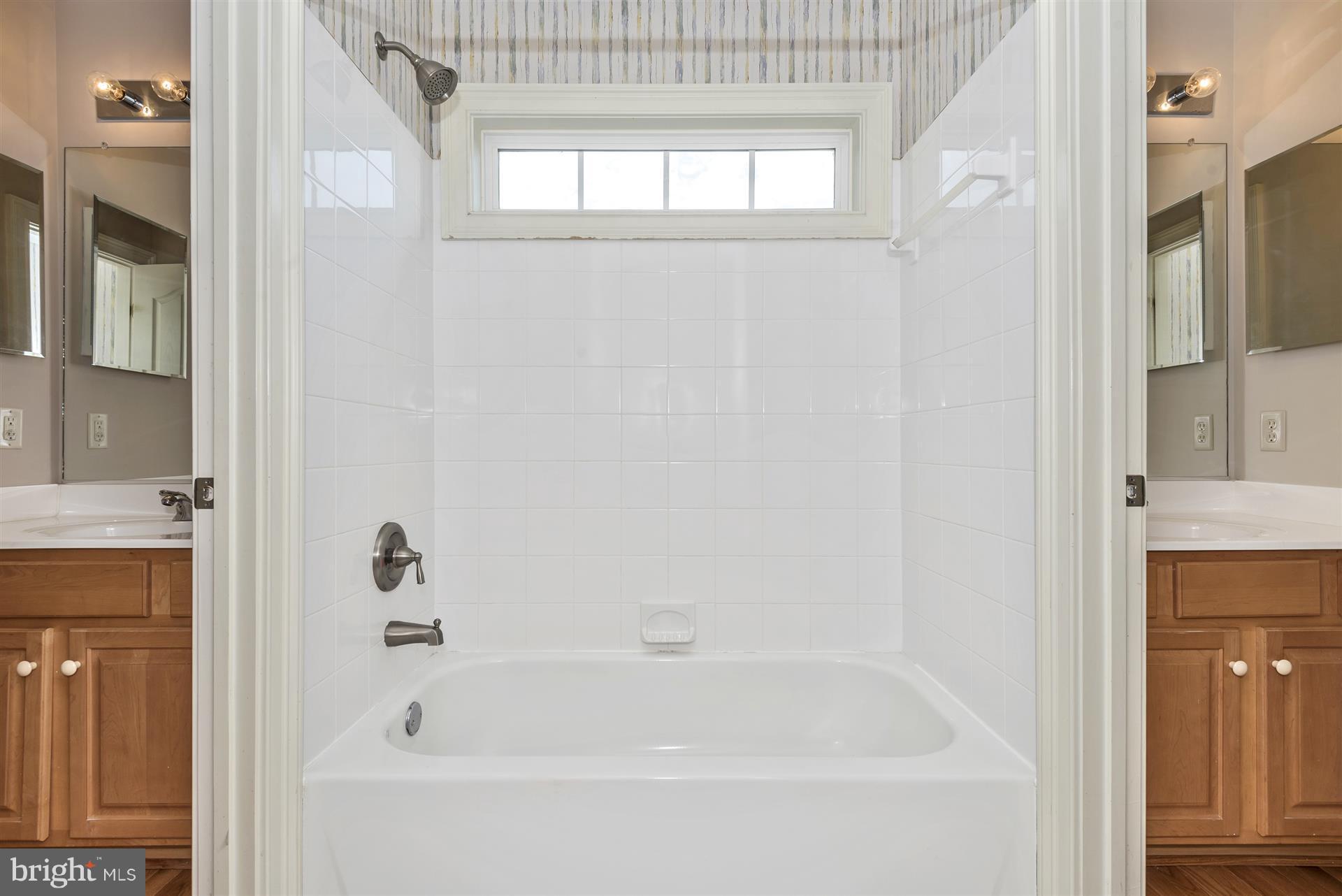 2424 Sapling Ridge Lane Brookeville, MD 20833 - Photo 19 of 30 Jack & Jill Bath