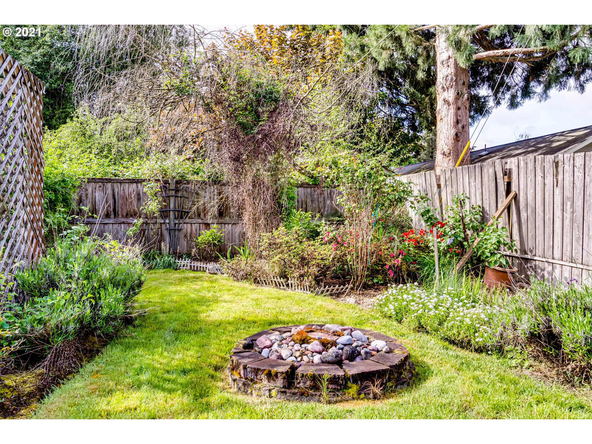 906 5th Street Springfield, OR 97477 - Photo 2 of 25