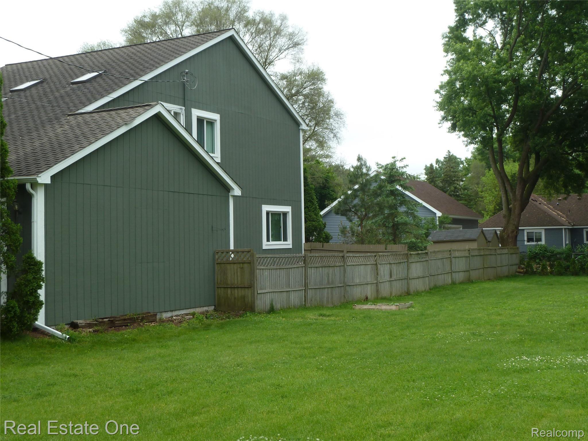 1775 Medler Road Commerce Township, MI 48382 - Photo 35 of 36 P1020296.JPG
