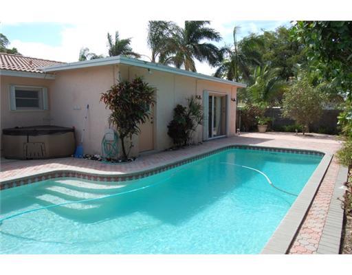 201 Northeast 26th Street Boca Raton, FL 33431 - Photo 6 of 18 a view of a backyard with potted plants