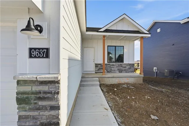 $422,418 | 9637 North Colrain Avenue, Kansas City, MO 64154