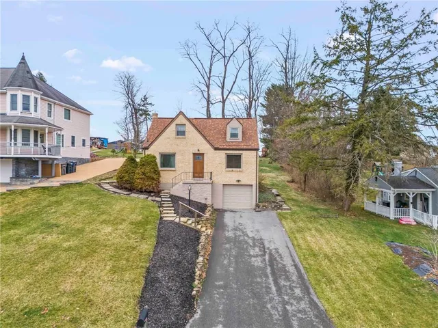 aerial view of a house with outdoor space and lake view
