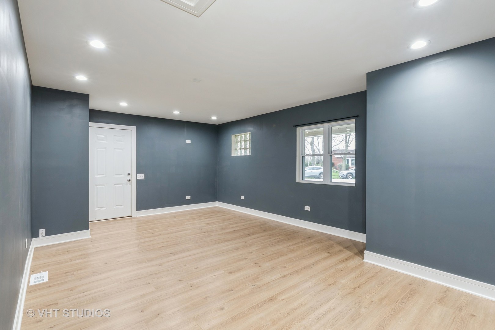 1033 Braemar Road Flossmoor, IL 60422 - Photo 7 of 15 a view of an empty room with a window