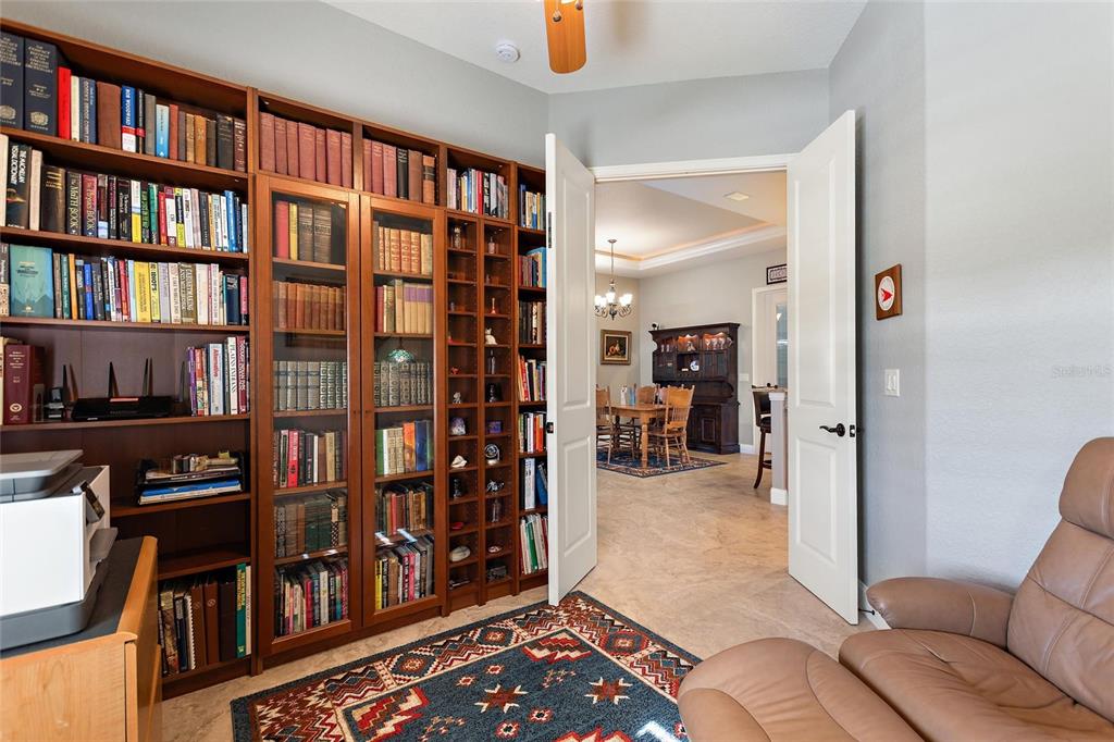 130 Laynewade Road Polk City, FL 33868 - Photo 19 of 41 a livingroom with a bookshelf and a couch