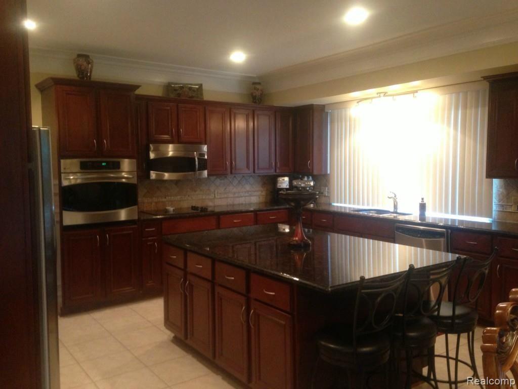 347 Mystic Valley Rochester Hills, MI 48307 - Photo 4 of 31