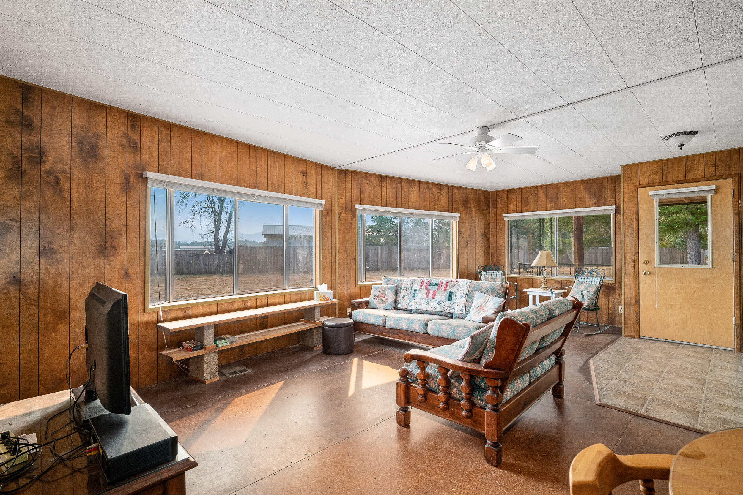 190 Martin Road Cave Junction, OR 97523 - Photo 9 of 43 Living Room