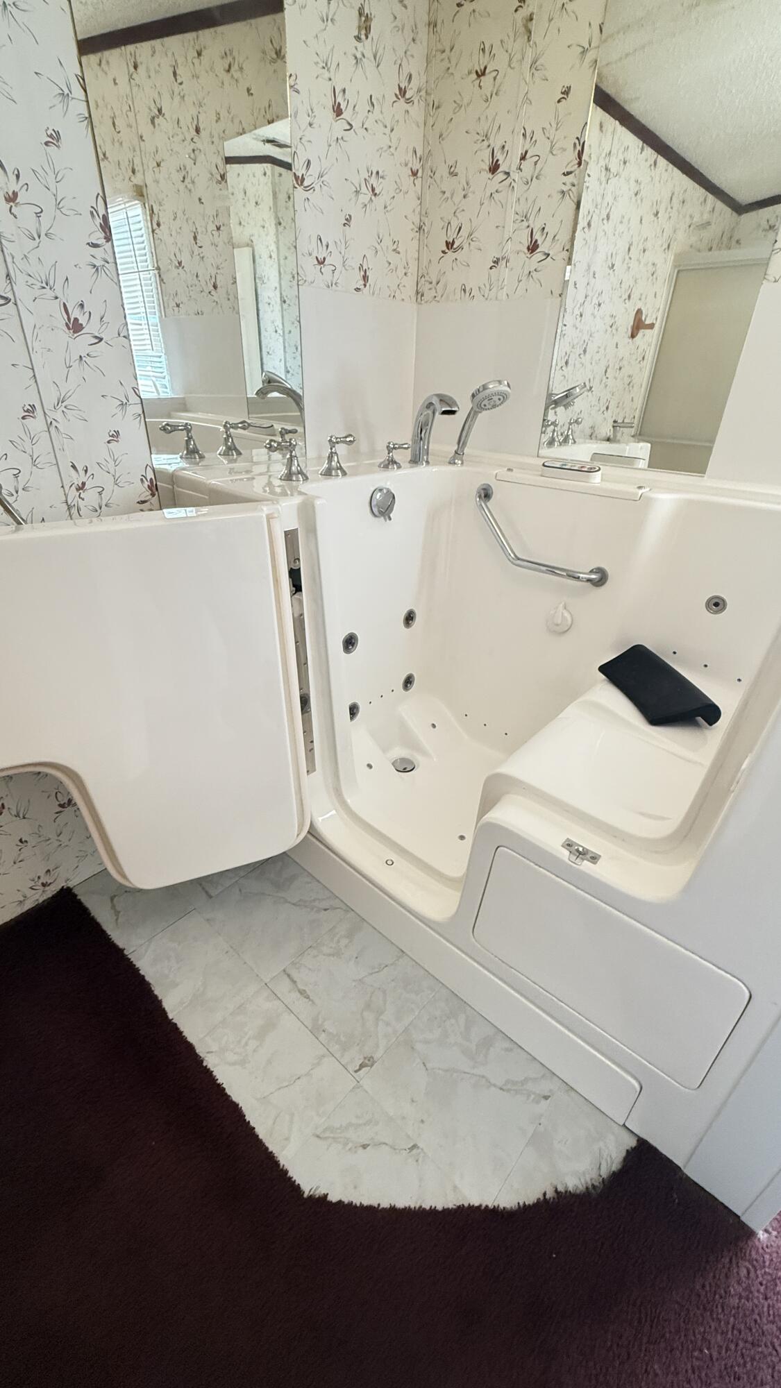 5243 Morris Street Crestview, FL 32539 - Photo 12 of 25 a utility room with dryer and washer