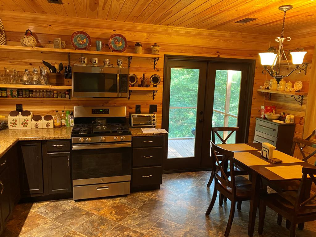 6088 Sylvarena Road Wesson, MS 39191 - Photo 15 of 33 Kitchen and eating area
