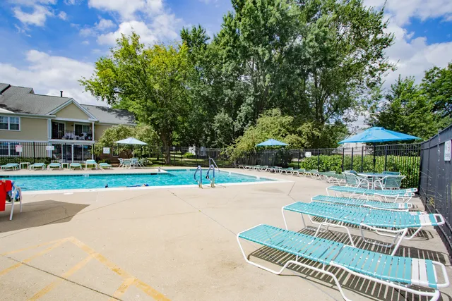 $384,900 | 1401 Plum Court, Unit D, Mount Prospect, IL 60056