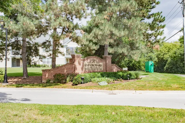 $384,900 | 1401 Plum Court, Unit D, Mount Prospect, IL 60056