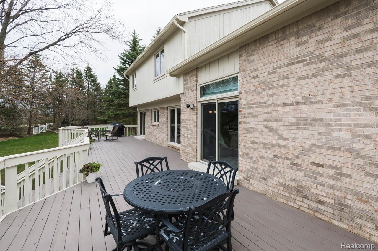 37291 Chesapeake Road Farmington, MI 48335 - Photo 41 of 45 Massive deck freshly painted