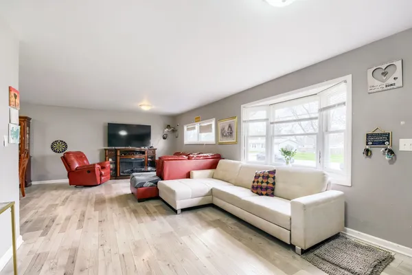 $270,000 | 18647 Pamela Place, Gurnee, IL 60031