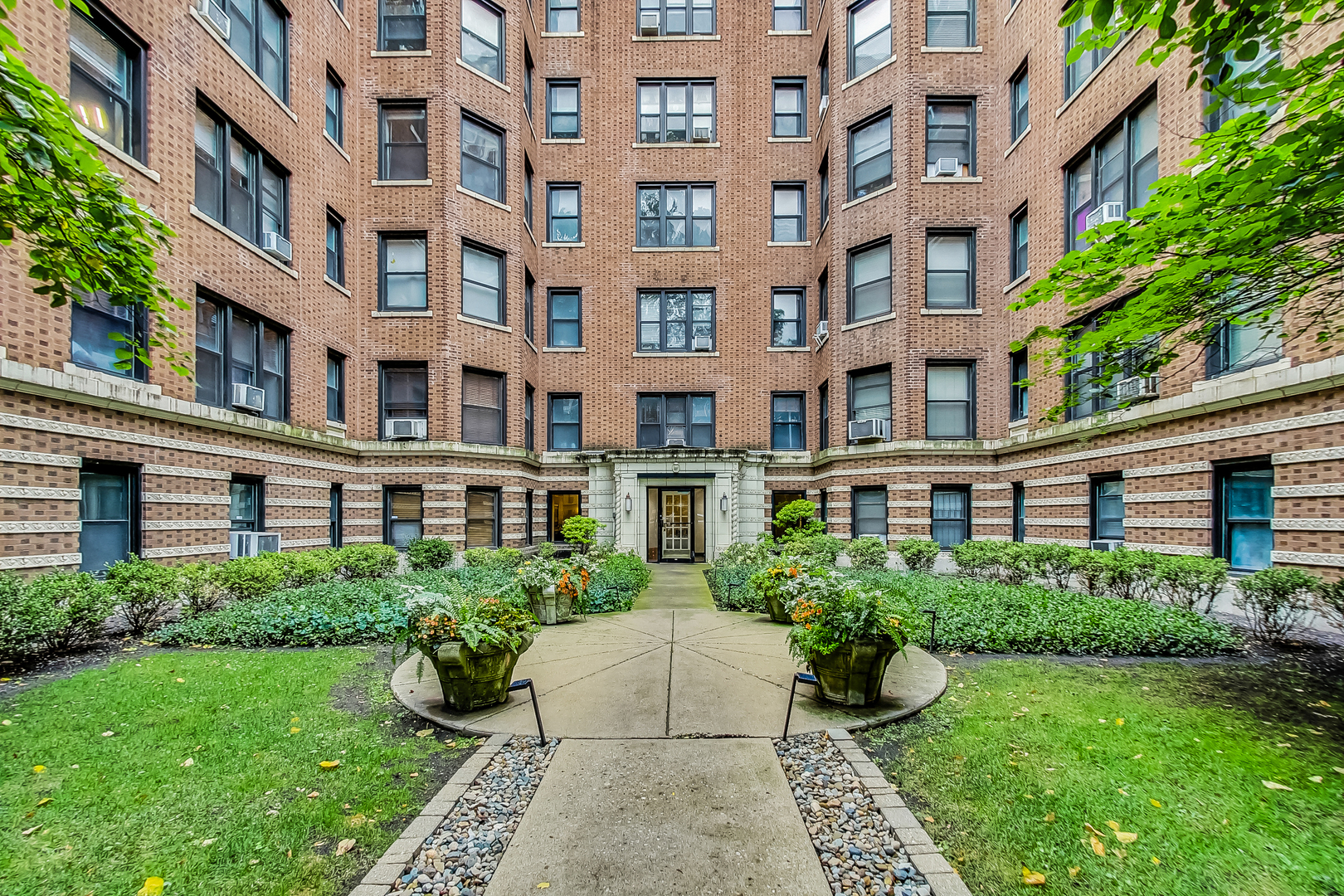 725 West Sheridan Road, Unit 402 Chicago, IL 60613 - Photo 2 of 31 a view of a building