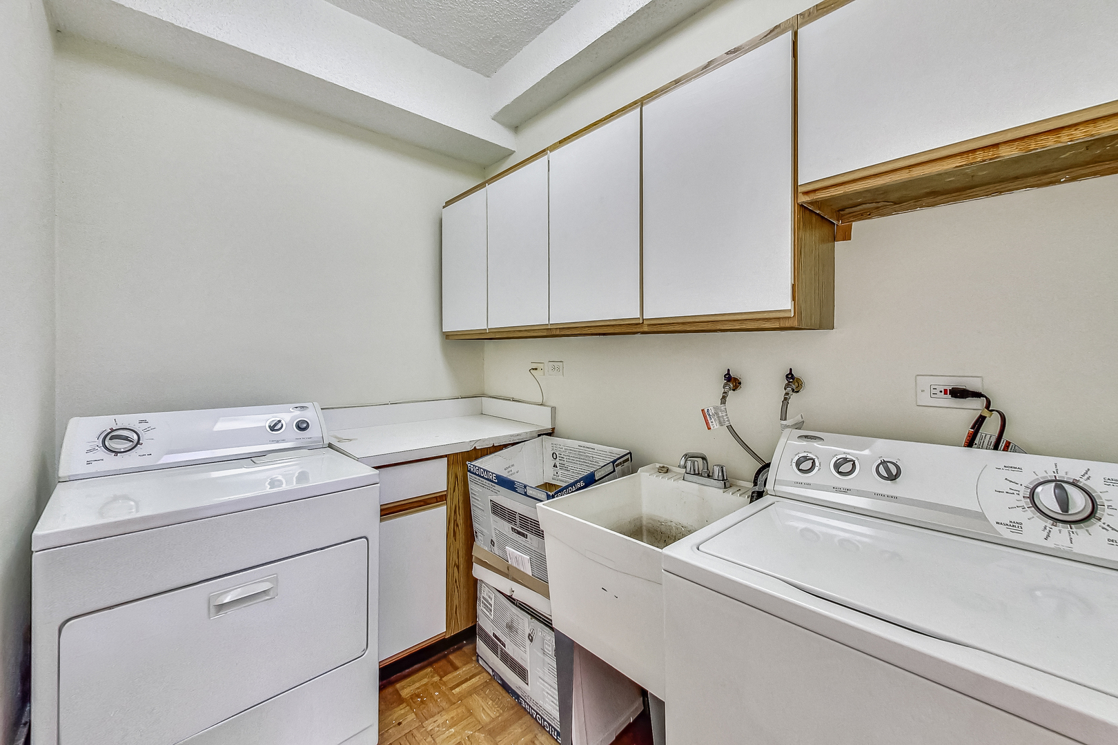 725 West Sheridan Road, Unit 402 Chicago, IL 60613 - Photo 27 of 31 a utility room with dryer and washer