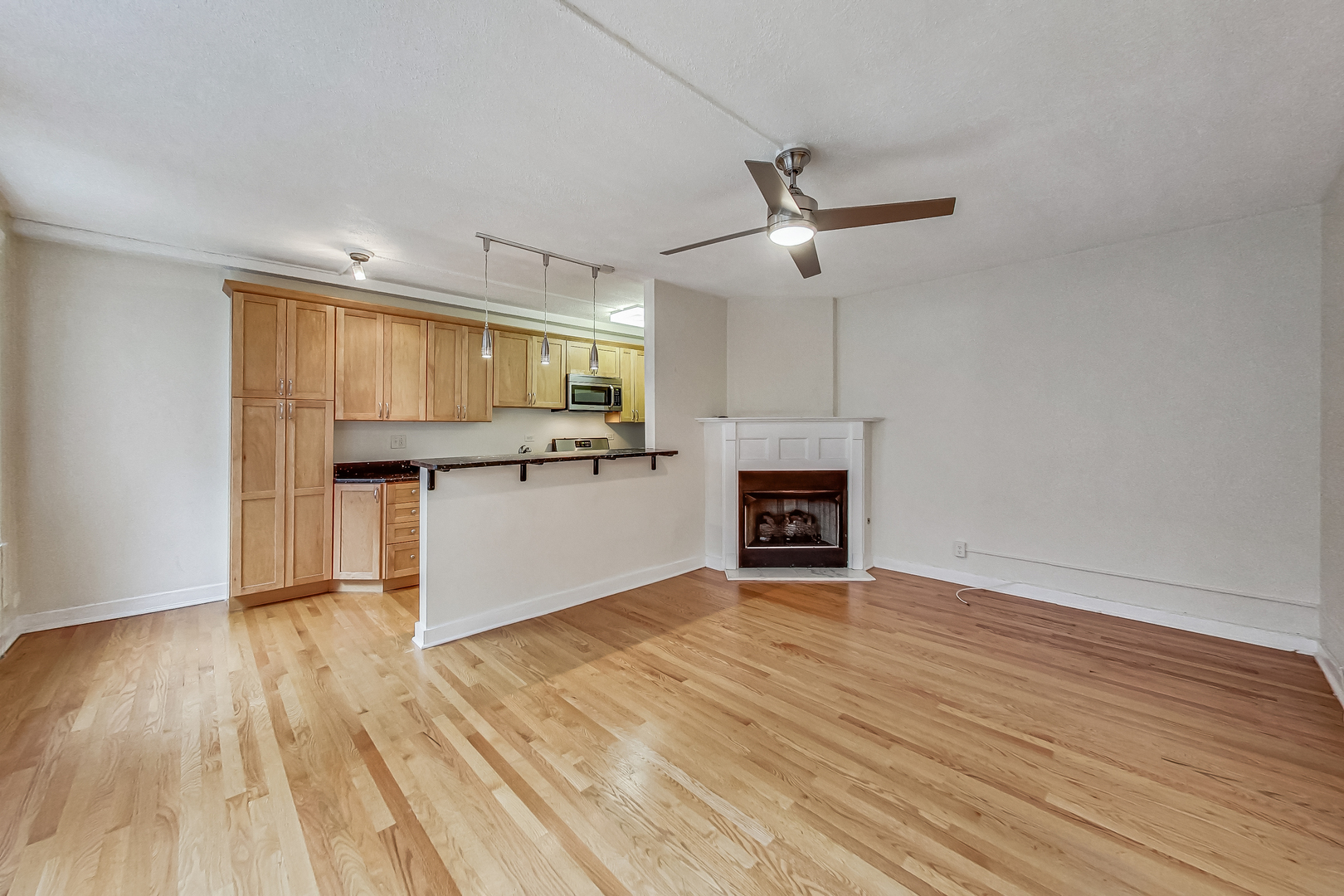 725 West Sheridan Road, Unit 402 Chicago, IL 60613 - Photo 7 of 31 a view of kitchen with microwave and cabinets