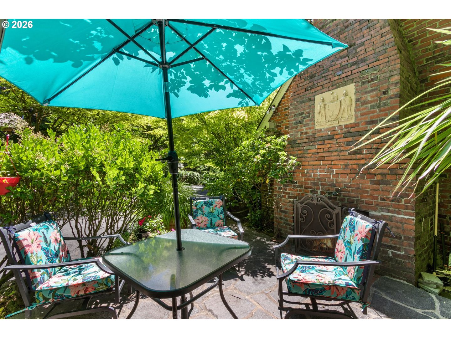 4300 Pacific Way Longview, WA 98632 - Photo 28 of 33 a backyard of a house with table and chairs