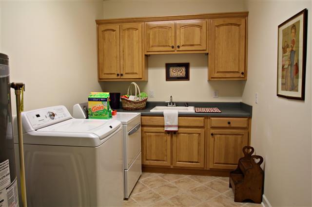 87 Oak Hollow Road Manchester, TN 37355 - Photo 13 of 18 Utility room has ample custom cabinets.