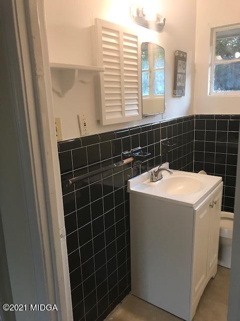 1472 Canterbury Road Macon, GA 31206 - Photo 6 of 10 BATHROOM