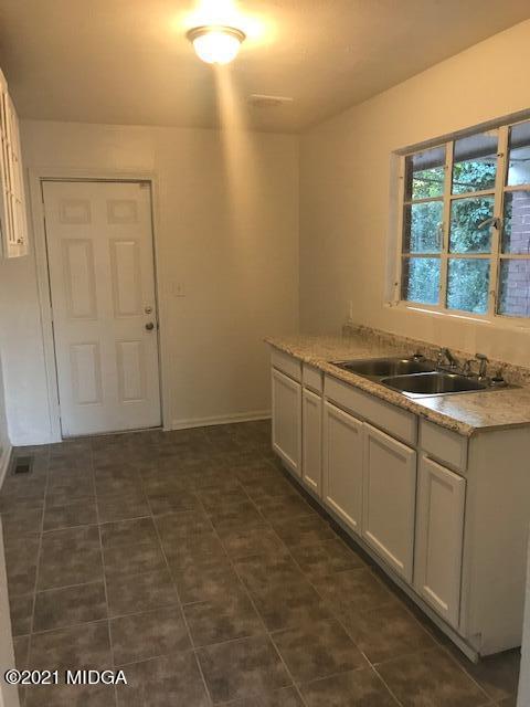 1472 Canterbury Road Macon, GA 31206 - Photo 10 of 10 KITCHEN