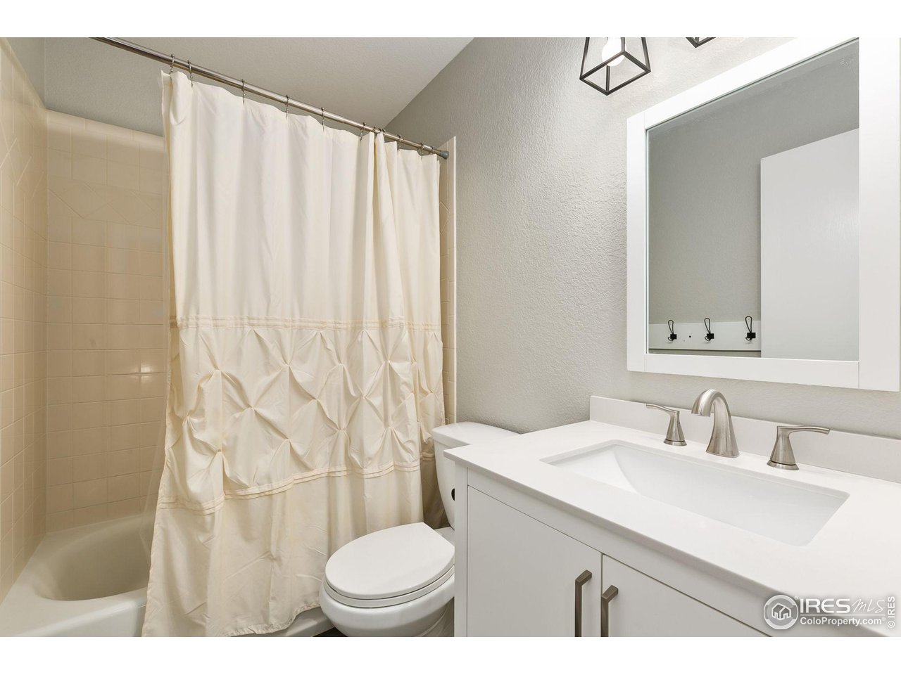 7204 West 23rd Road Greeley, CO 80634 - Photo 19 of 27 Upstairs Guest Bathroom