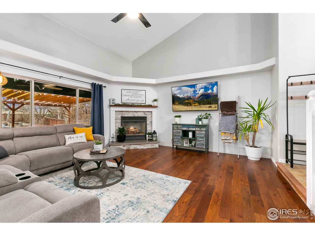 Living room w/ Gas fireplace