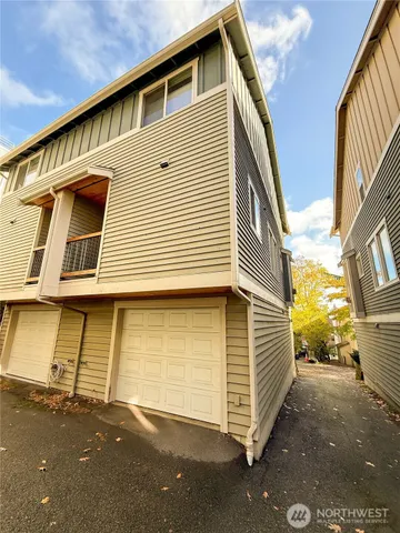 $3,400 | 1006 North 39th Street, Seattle, WA 98103