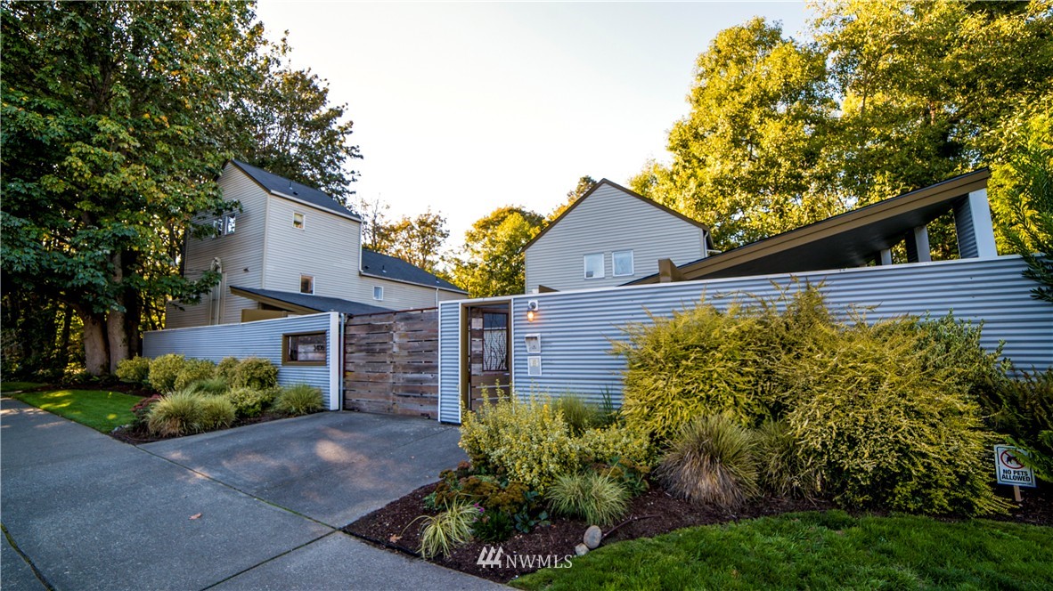 3406 West Government Way, Unit 7 Seattle, WA 98199 - Photo 1 of 16