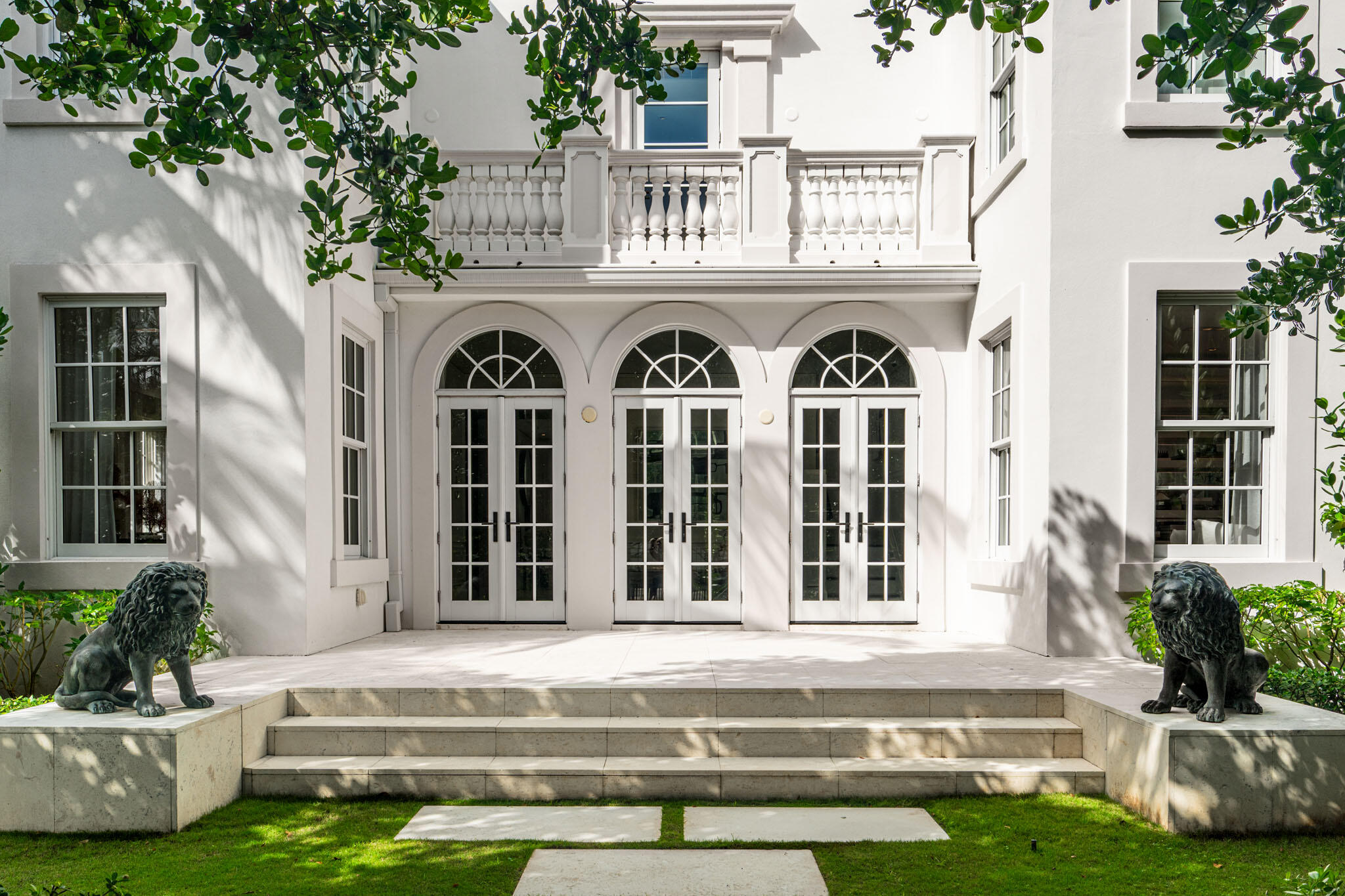 142 South County Road Palm Beach, FL 33480 - Photo 2 of 31 a front view of a house with garden