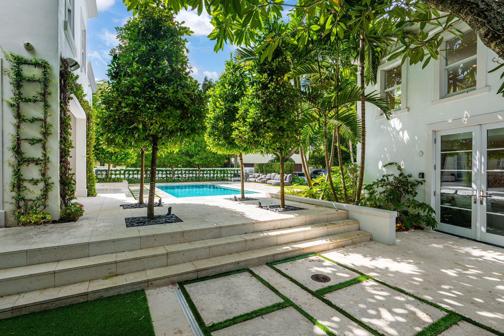 142 South County Road Palm Beach, FL 33480 - Photo 25 of 31 a view of park with plants