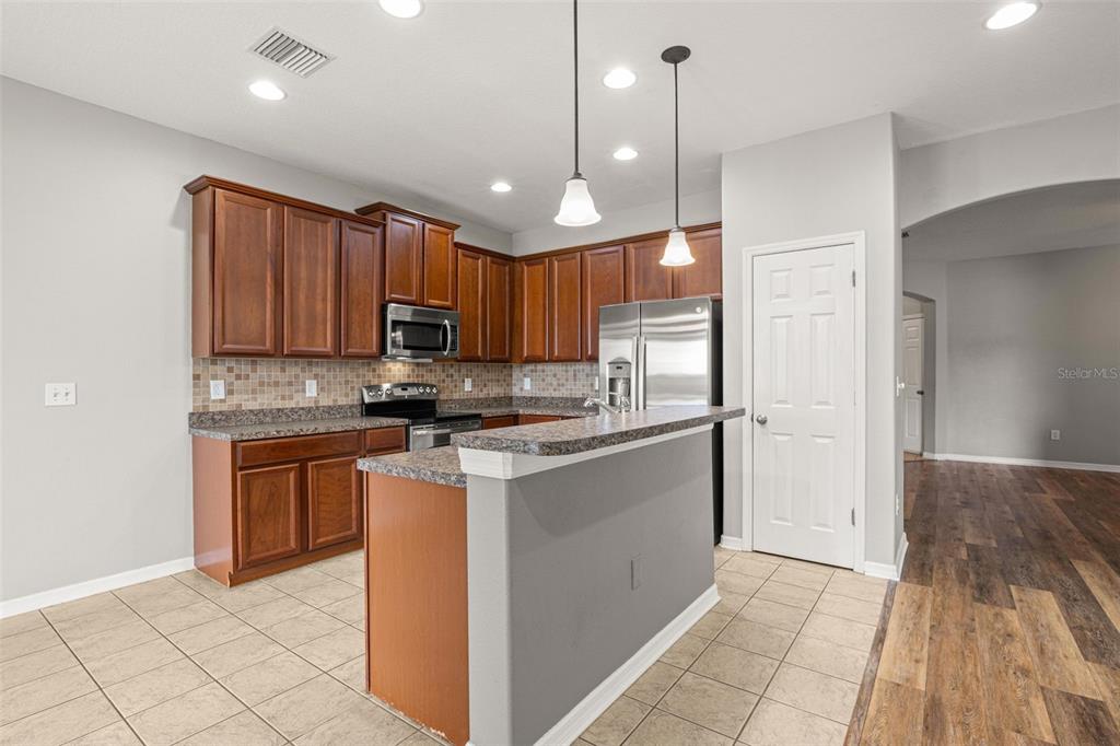 10284 Newminster Loop Ruskin, FL 33573 - Photo 16 of 72